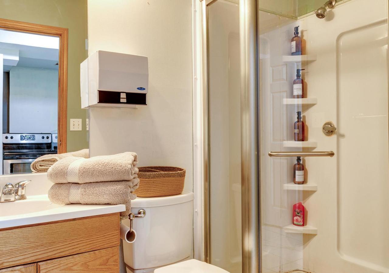 Cheerful 5-bedroom With Free Parking On Premises Calgary