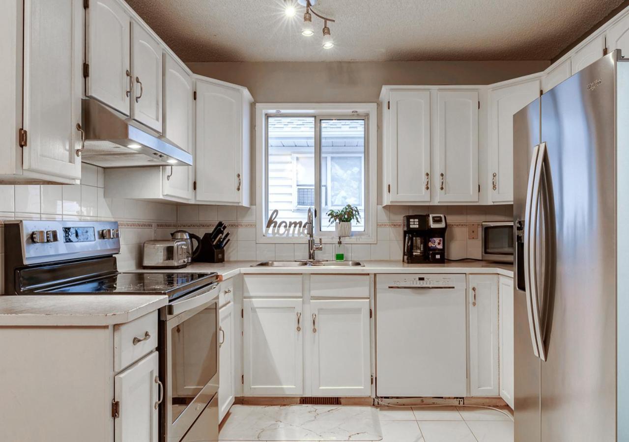 Cheerful 5-bedroom With Free Parking On Premises Calgary
